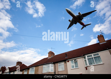 Aerei di atterraggio vicino ai tetti di case a Cranford, vicino all'aeroporto di Heathrow, dove una terza pista è previsto. Foto Stock