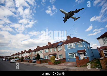 Aerei di atterraggio vicino ai tetti di case a Cranford, vicino all'aeroporto di Heathrow, dove una terza pista è previsto. Foto Stock