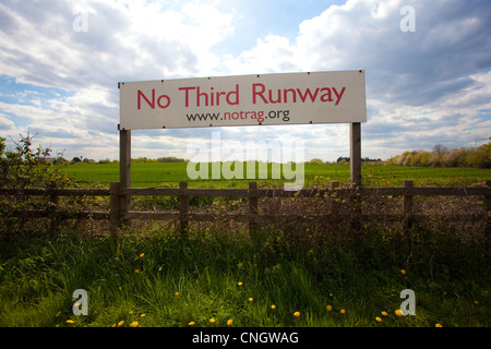 'Nessuna terza pista' segno sulla strada Sipsen, ubicazione per la terza pista a Heathrow Airport. Foto Stock