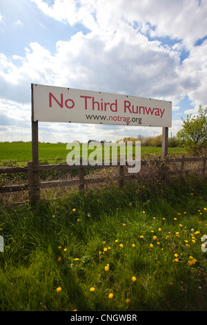 'Nessuna terza pista' segno sulla strada Sipsen, ubicazione per la terza pista a Heathrow Airport. Foto Stock