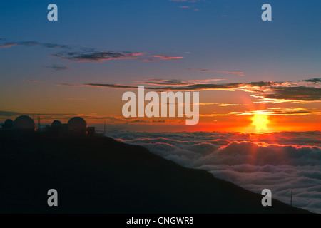 Il tramonto sopra le nuvole oltre tremila metri al Vulcano Haleakala, Maui, Hawaii Foto Stock