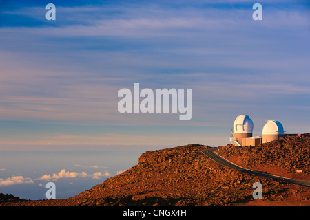 Il tramonto sopra le nuvole oltre tremila metri al Vulcano Haleakala, Maui, Hawaii Foto Stock