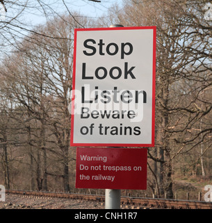 Linea ferroviaria di sicurezza segno di avvertimento per i pedoni attraversamento binari, REGNO UNITO Foto Stock