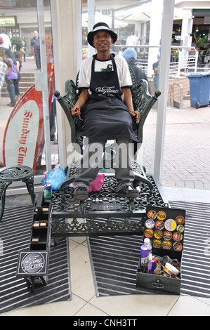 Shoeshiner in corrispondenza della zona @ Rosebank shopping centre, Rosebank, Johannesburg, provincia di Gauteng, Repubblica del Sud Africa Foto Stock