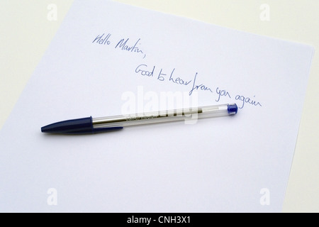 Un blu penna Bic su Notepaper con la scrittura Foto Stock