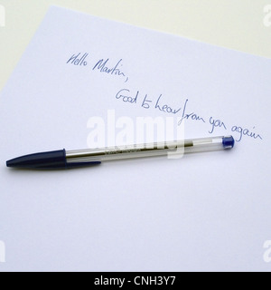 Un blu penna Bic su Notepaper con la scrittura Foto Stock