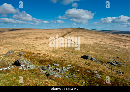 Vista guardando su Dartmoor da Beardown Tor verso nord Moor, Devil's Tor che mostra il granito affioramenti rocciosi Foto Stock