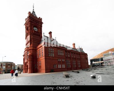 L'Edificio Pierhead (gallese: Adeilad y Pierhead) - Cardiff Docks - rivitalizzati dockland ora supporta il nuovo business. L'Edificio Pierhead (gallese: Adeilad y Pierhead) è un grado 1 elencato la costruzione della National Assembly for Wales nella Baia di Cardiff, Galles. Si erge come una delle città di Cardiff è più familiare e punti di riferimento è stato costruito nel 1897 come sede per la Bute Dock Company. Foto Stock
