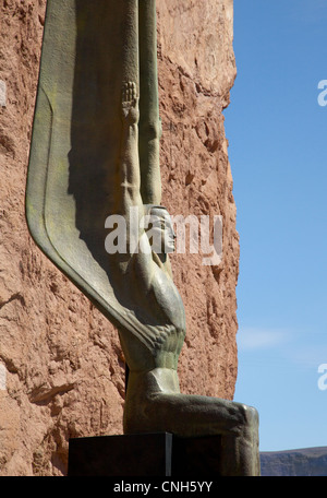 Marzo, 2012. Uno di una coppia di statue all' Hoover Dam, a noi. Foto Stock