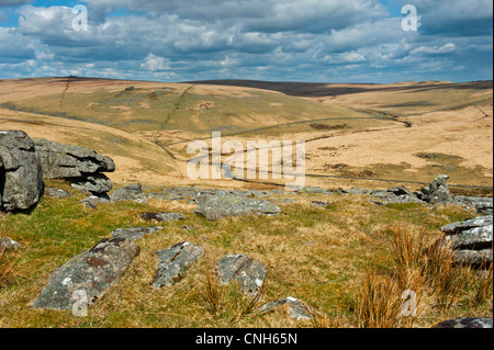 Vista guardando su Dartmoor da Beardown Tor verso nord Moor, Devil's Tor che mostra il granito affioramenti rocciosi Foto Stock