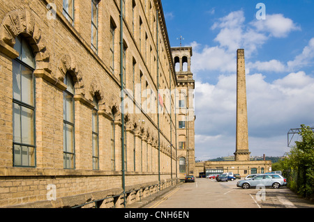 Saltaire nella città di Leed Bradford, West Yorkshire con la grande ciminiera in background Foto Stock