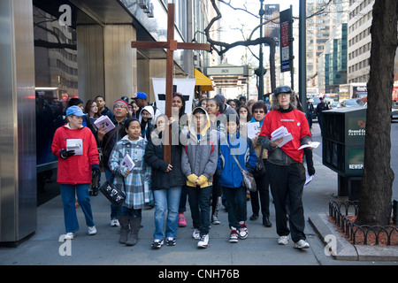 Via della Croce processione in Manhattan sul buon venerdì organizzata da Pax Christi. Foto Stock