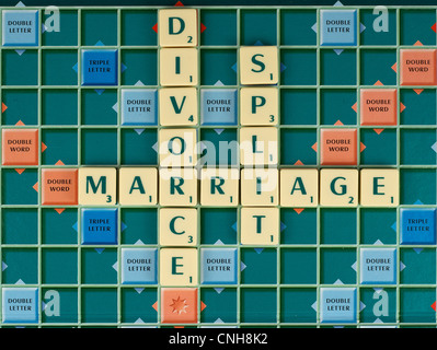 Lettere di Scrabble su un tabellone di gioco l'ortografia delle parole del matrimonio, divorzio e Split Foto Stock
