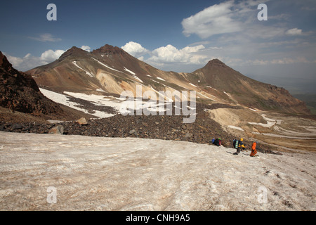 Il trekking salita verso il cratere vulcanico del Monte Aragats (4,090 m) in provincia di Aragatsotn, Armenia. Foto Stock