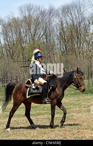 È montato un soldato Dragoon americano di esercito continentale durante una rievocazione a Jockey - Cava Morristown National Park, NJ Foto Stock