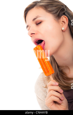 Giovane bella donna leccare ice pop, isolati su sfondo bianco. Foto Stock