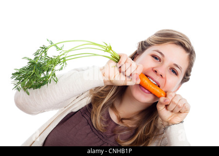 Giovane bella donna divertente mordere di carota fresca, isolato su sfondo bianco. Foto Stock