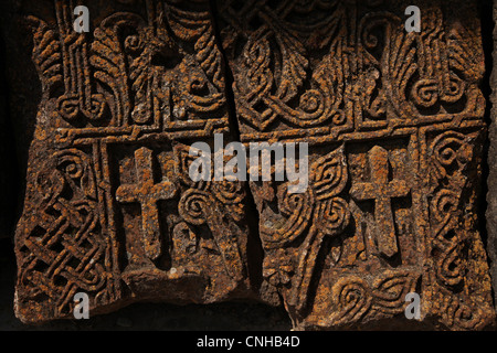 Khachkar medievale nella parte anteriore del Surb Arakelots chiesa nel monastero Sevanavank sul Lago Sevan in Armenia. Foto Stock