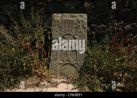 Khachkar medievale nella parte anteriore del Surb Arakelots chiesa nel monastero Sevanavank sul Lago Sevan in Armenia. Foto Stock