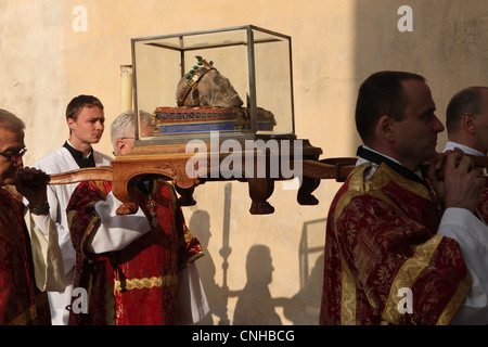 I sacerdoti cattolici portano il cranio di San Venceslao a Stará Boleslav, Repubblica Ceca, il 28 settembre 2011. Foto Stock