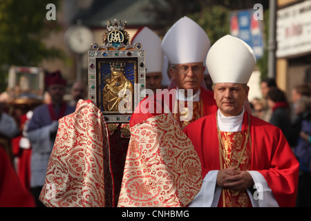 Sacerdote cattolico porta il palladio di Boemia a Stará Boleslav, Repubblica Ceca, il 28 settembre 2011. Foto Stock