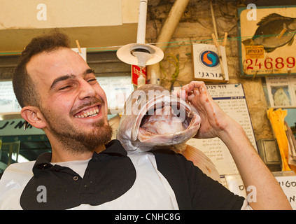 Pesce per la vendita in Mahane Yehuda Market. Spesso indicato come "l'Shuk', questo è un mercato all'aperto a Gerusalemme, Israele. Foto Stock