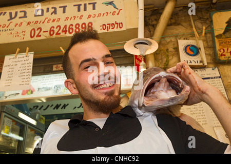 Pesce per la vendita in Mahane Yehuda Market. Spesso indicato come "l'Shuk', questo è un mercato all'aperto a Gerusalemme, Israele. Foto Stock