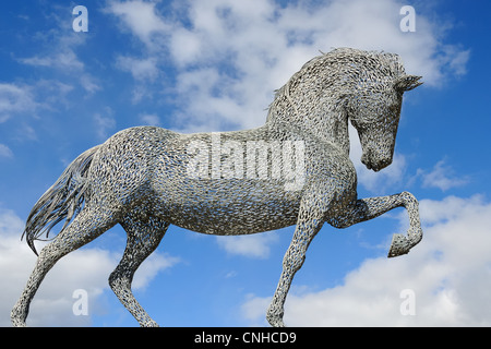 Lo zenzero il cavallo in Greenock è opera di Andy Scott e viene catturato qui contro un cielo blu Foto Stock