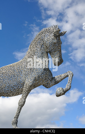 Lo zenzero il cavallo in Greenock è opera di Andy Scott e viene catturato qui contro un cielo blu Foto Stock