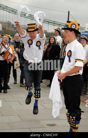 Hammersmith Morris uomini ballerini, facendo tradizionali danze Morris Foto Stock