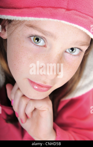 Pretty girl indossa felpa con cappuccio di colore rosa Foto Stock