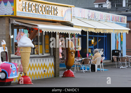 Tipica cittadina di mare promenade negozi e mobili nel Regno Unito Foto Stock