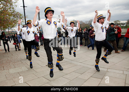 Hammersmith Morris uomini ballerini, facendo tradizionali danze Morris Foto Stock