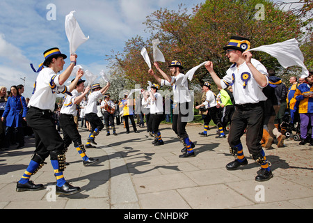 Hammersmith Morris uomini ballerini, facendo tradizionali danze Morris Foto Stock