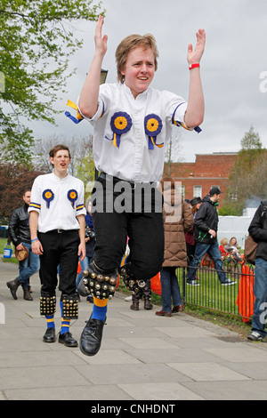 Hammersmith Morris uomini ballerini, facendo tradizionali danze Morris Foto Stock