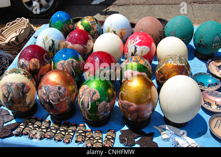 Decorate uova di struzzo sulla pressione di stallo dall'Unione edifici giardini, Meintjieskop, Pretoria Gauteng, Repubblica del Sud Afric Foto Stock