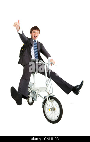 Happy businessman asiatica su una bicicletta isolati su sfondo bianco Foto Stock