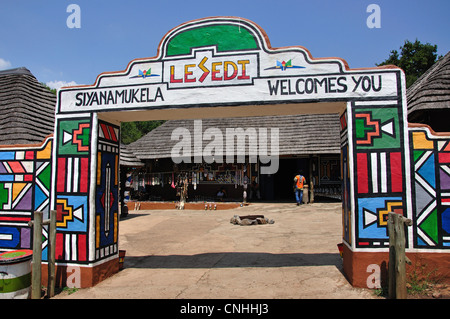 Ndebele-design entrata a Lesedi African Villaggio Culturale, Broederstroom, Johannesburg Gauteng, Repubblica del Sud Afric Foto Stock