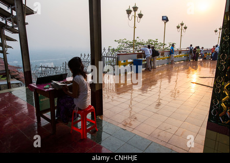 Raccolta delle tariffe per la fotocamera alla Pagoda Sutaungpyei in cima alla collina di Mandalay, Myanmar Mandalay, Birmania Foto Stock