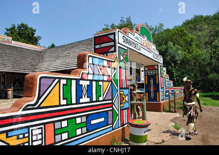 Ndebele-design entrata a Lesedi African Villaggio Culturale, Broederstroom, Johannesburg Gauteng, Repubblica del Sud Afric Foto Stock