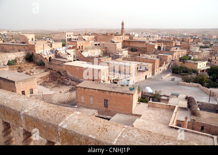 Una vista di edifici e case in pietra nel vecchio quartiere di nell'antica città cristiana di Midyat, nella regione orientale dell'Anatolia, nella Turchia sudorientale. Foto Stock