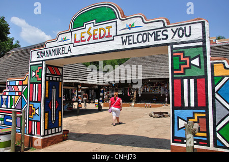Ndebele-design entrata a Lesedi African Villaggio Culturale, Broederstroom, Johannesburg Gauteng, Repubblica del Sud Afric Foto Stock