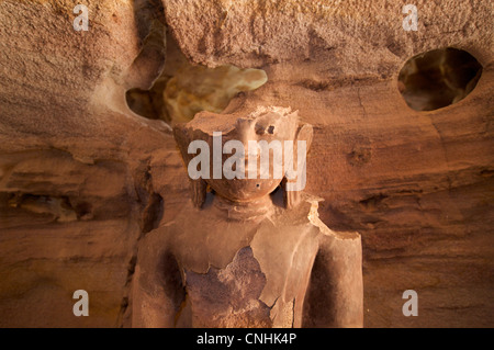 Weathered buddha di pietra arenaria. Hpo Win Daung grotte, vicino Monywa, Sagaing regione, Birmania Foto Stock