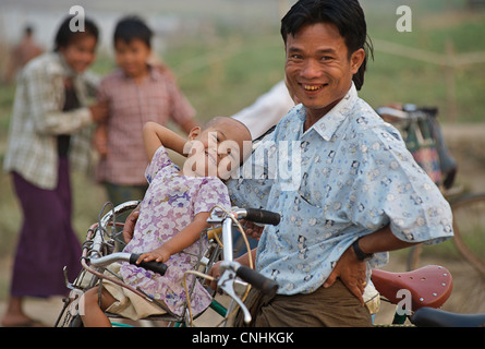 Uomo birmano e figlia su una bicicletta. La Birmania. Monywa, Sagaing Regione Foto Stock