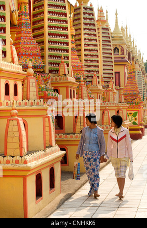 Womaen birmano a Thanboddhay Paya, Monywa, Sagaing Regione, Birmania. Myanmar Foto Stock