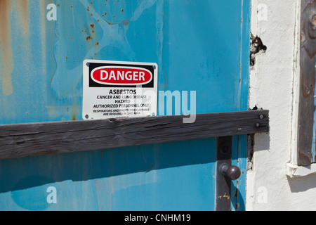 Avvertenza amianto segno inviato sulla porta Foto Stock