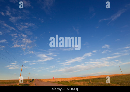 Un crocevia deserta nel paese di fattoria vicino a Goodland, Kansas. Foto Stock