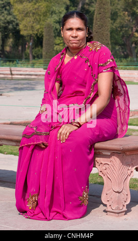 Agra, India. Donna indiana da nello Stato del Maharashtra visita il Taj Mahal. Foto Stock