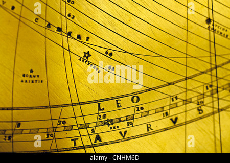 Dettaglio di un antico planetario in ottone che mostra il leone e il toro Foto Stock