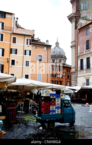 Vista sulla città di Roma con i suoi antichi edifici, monumenti, art. Roma, Italia, Europa. Campo de' Fiori market Foto Stock